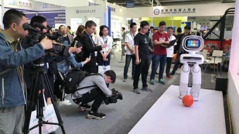 在深圳搞制造业，为啥我劝你先别急着买机器，而是找个“AI工业代理”聊聊？